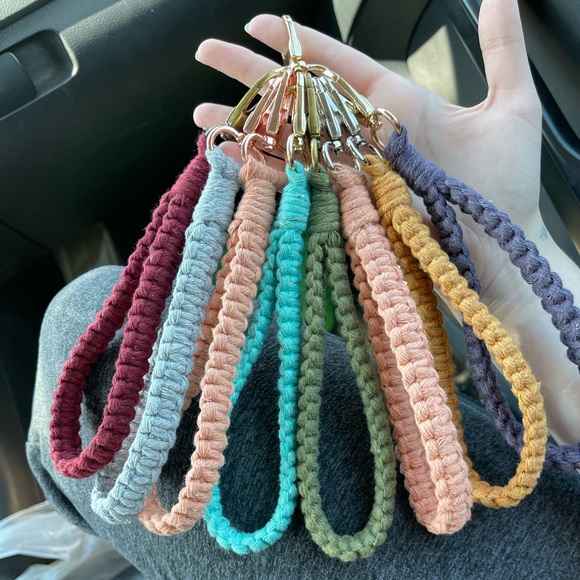 Macrame wristlet keychains - Picture 3 of 11